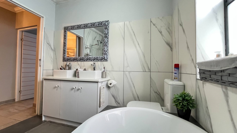 5 Bedroom Property for Sale in Dana Bay Western Cape